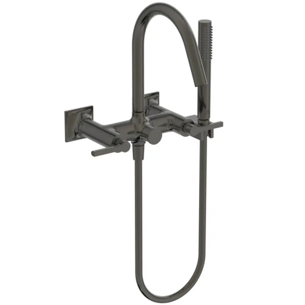 Wandmontierte Badarmatur von Ideal Standard mit einem hohen Auslauf und zwei Hebelgriffen, ausgestattet mit einer Handbrause und flexibler Schlauchführung.